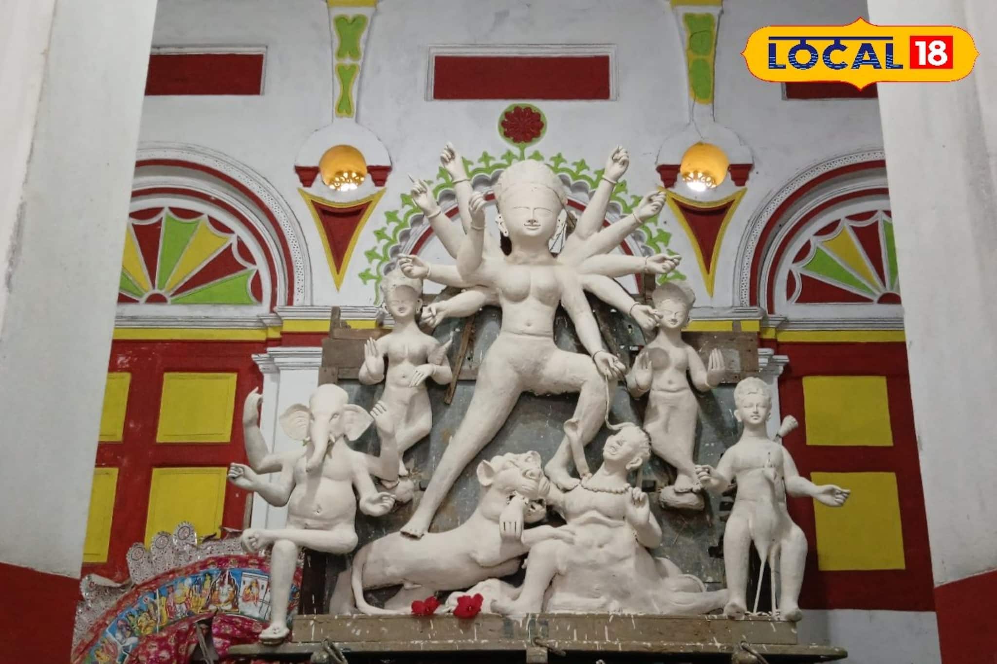 গদিমোড়া সুসজ্জিত শয্যায় দেবীর আগমন, প্রামাণিক বাড়ির ২৬৩ বছরের দুর্গাপুজা আজও অটুট