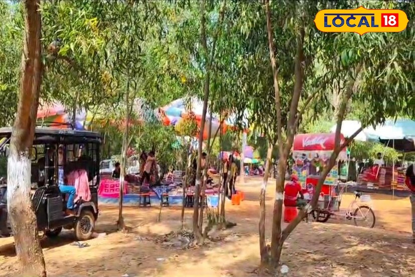 *নিছক কয়েকজন স্থানীয় আদিবাসী গ্রামের মানুষজন সপ্তাহে মাত্র একটি দিন, শনিবার নিজেদের হাতে তৈরি শিল্পকর্ম নিয়ে হাটে বসতেন৷ এই হাটের নাম ছিল 'খোয়াই হাট' বা 'শনিবারের হাট'। তবে দিন যত এগিয়েছে ততই এই হাটের গুরুত্ব বেড়েছে। বর্তমানে লক্ষ লক্ষ পর্যটক সারাবছর এই হাট ঘুরতে আসেন। এরপরেই ২০১৬-২০১৭ সাল থেকে এই হাট আরও বৃহৎ আকার ধারণ করে। বর্তমানে প্রায় ১৮০০-১৯০০ দোকান বসে হাটে৷ তাদের কাছ থেকে টাকাও নেওয়া হয়।