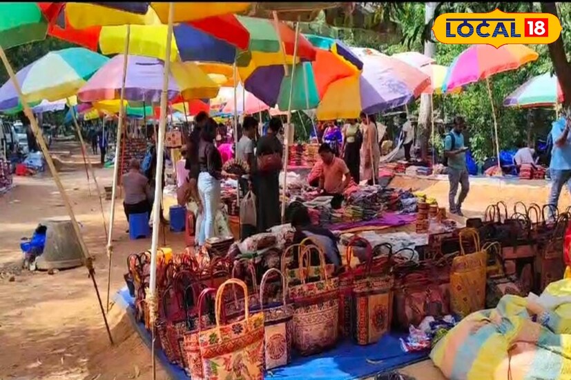 *সেই টাকা সরকারের কোন খাতে জমা পড়ে কেউ জানে না। আর এই জঙ্গলের মধ্যে দিয়ে দিন রাত দেদার চলেছে গাড়ি, আর তার ফলে জঙ্গলের গাছ নষ্ট হচ্ছে। নতুন করে আর গাছ জন্মাচ্ছে না। এই ধরনের সব বিষয় মিলিয়ে বন বিভাগের জায়গায় পরিবেশ ধ্বংস করে কেমন ভাবে ব্যবসায়িক হাট বসতে পারে, এই অভিযোগ তুলেছেন পরিবেশ কর্মী সুভাষ দত্ত। তবে তাহলে কী এবার বন্ধ হতে চলেছে এই হাট? যদিও তার উত্তর এখনও মেলেনি।