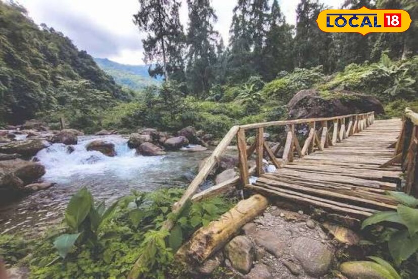 *রঙ্গো, ভুটান পাহাড়ের পাদদেশে ছবির মতো সাজানো এক শান্ত গ্রাম। পাহাড়ি পথ, গ্রামঘেরা মনেস্ট্রি ও কাছের জলপ্রপাত এর আকর্ষণ। নিউ মাল জংশন থেকে ৩৩ কিমি আর নিউ জলপাইগুড়ি থেকে ৯৬ কিমি দূরে অবস্থিত এই অফবিট গন্তব্যে সহজেই গাড়ি পাওয়া যায়।