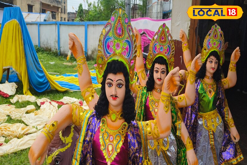 দুর্গাপুরে ১৯৫৫ সালে দুর্গাপুর স্টিল প্ল্যান্ট (ডিএসপি) কারখানা প্রতিষ্ঠার পর থেকেই বিশ্বকর্মা পুজো পালিত হয়ে আসছে। ডিএসপি কারখানা গড়তেই দুর্গাপুর জুড়ে একের পর এক সরকারি ও বেসরকারি কারখানা গড়ে উঠতে থাকে। সেই সঙ্গেই শিল্পের দেবতার আরাধনাও বাড়তে থাকে। (ছবি ও তথ্যঃ দীপিকা সরকার) 