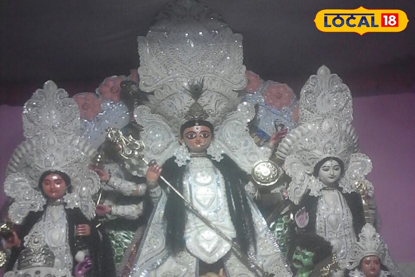 সন্ধিপুজোয় তিন রকমের খিচুড়ি, পোলাও, পনির ও বক ফুলের বড়া ভোগ হিসাবে দেবীকে নিবেদন করা হয়। দশমীতে দেবীকে ইলিশ মাছের ভোগ নিবেদন করা হয়, যদিও তা মন্দিরে তোলা হয় না। পুজোর ক'টা দিন ঘোষাল বাড়ির দেবী দুর্গার চারধারে হরেক রকম প্রজাপতি উড়ে আসে। ছবি ও তথ্যঃ তন্ময় মন্ডল। 
