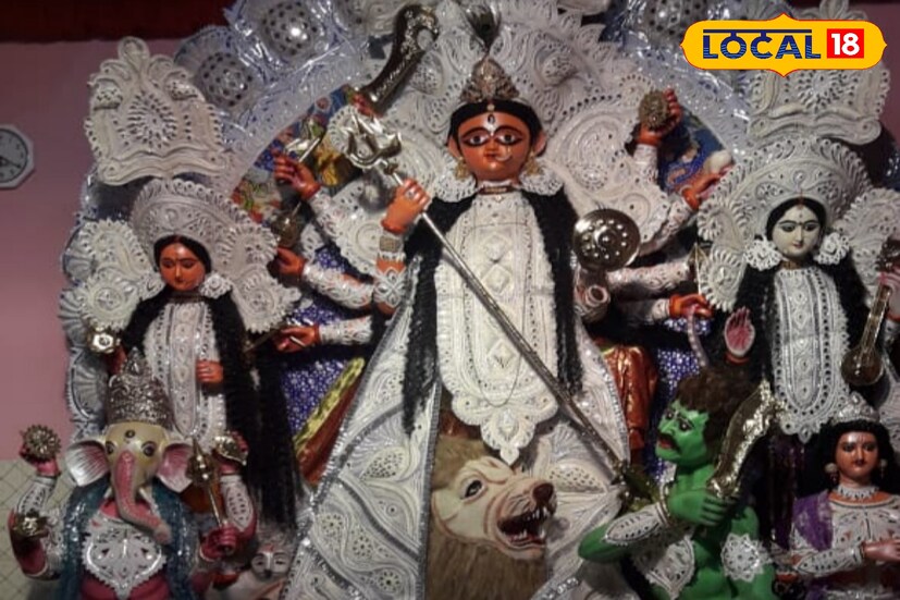 পরিবারের সদস্যরা জানিয়েছেন, অন্যবারের মতোই প্রথা মেনে এ'বছরও রথের দিন দেবীর কাঠামোতে প্রলেপ দিয়ে মূর্তি গড়ার কাজ শুরু হয়েছে। মহালয়ার দিন মন্দিরে দেবীকে স্থাপন করা হয়। সপ্তমীর দিন ঢাক, ঢোল, বাজিয়ে নবপত্রিকাকে পালকি করে আনা হয় ভাগীরথী নদীতে। বৈদিক মতে স্নান করিয়ে নিয়ে যাওয়া হয় মন্দিরে। সপ্তমী থেকে দশমী পর্যন্ত প্রতিদিন ফল, লুচি, মিষ্টি-সহ ভোগ নিবেদন করা হয় দেবীকে। ছবি ও তথ্যঃ তন্ময় মন্ডল। 