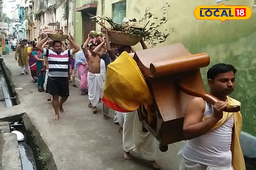 দশমীতে দেবীর বিসর্জনের পর প্রজাপতিদের আর দেখা মেলে না। পরিবারের সদস্যদের বিশ্বাস, পুজোর কটাদিন মা দুর্গা তাঁদের মন্দিরে থাকেন। ছবি ও তথ্যঃ তন্ময় মন্ডল। 