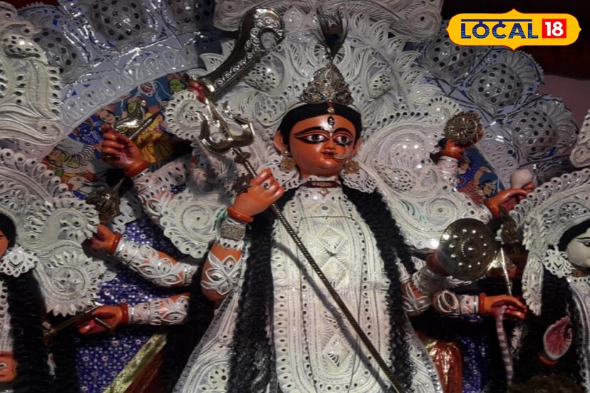 আনুমানিক ৩৫০ বছর আগে দুর্গাপুজো শুরু হয় জঙ্গিপুরের ঘোষাল বাড়িতে। শুরুটা করেছিলেন গয়ামুনি বৈষ্ণবী। জঙ্গিপুরের বাবুবাজারের গয়ামুনি বৈষ্ণবীর দুর্গাপুজোই গোঁসাই বাড়ির পুজো বলে খ্যাত ছিল। পরে সেই পুজো 'ঘোষাল বাড়ির পুজো' বলে পরিচিতি লাভ করে। ছবি ও তথ্যঃ তন্ময় মন্ডল। 