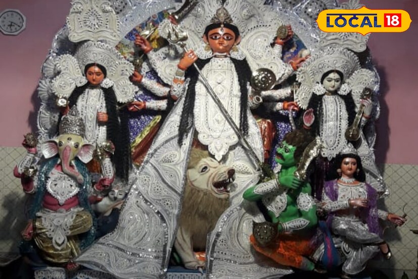  ঘোষাল বাড়ির দেবী দুর্গা আজও এক চালাতে বিরাজমান। দেবীর হাতে থাকে পিতলের অস্ত্র। বনকাপাশি ঢাকের সাজ। ছবি ও তথ্যঃ তন্ময় মন্ডল। 