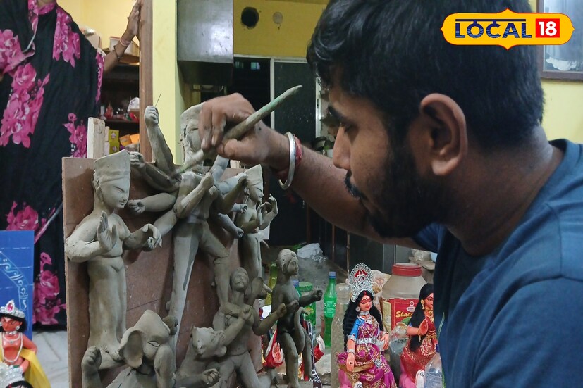 হাওড়া, রাকেশ মাইতিঃ চাকরিজীবী জয়ন্তর হাতে তৈরি দুর্গা পাড়ি দিচ্ছে রাঁচি, শিলিগুড়ি। লকডাউনের সময় থেকে মিনিয়েচার মাটির দুর্গা প্রতিমা গড়া শুরু করেন হাওড়ার শিল্পী জয়ন্ত অধিকারী। সেই থেকে সোশ্যাল মিডিয়ার দৌলতে প্রতিবছর প্রতিমার বরাত সংখ্যা বেড়েছে। সাবেকিয়ানা ও থিম- দুই ধরণের প্রতিমাই তৈরি করছেন শিল্পী।
