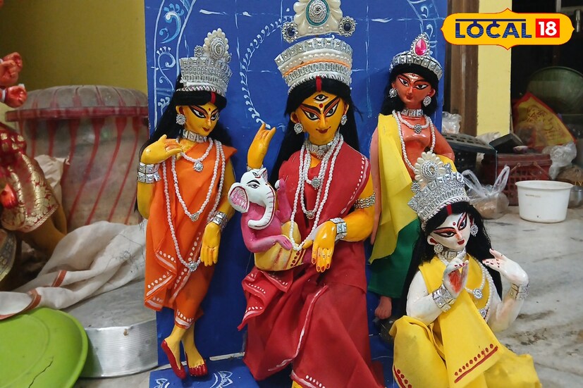 শৈশব থেকে ছবি আঁকার প্রতি দারুণ মনোযোগী জয়ন্ত। সেই সময় থেকেই কাগজের প্রতিমা তৈরি করতেন তিনি। এরপর লকডাউন তথা করোনাকালে যখন সকলে এক এক করে কাজ হারিয়ে ফেলছেন, সেই সময় জয়ন্তরও কাজ চলে যায়। তবে হতাশ হয়ে বসে না থেকে গৃহবন্দী অবস্থায় শৈশবের ভাললাগাকে ফিরে পেয়েছিলেন তিনি। কাদা দিয়ে মূর্তি ভাঙা-গড়ার নেশায় পার হয়েছিল লকডাউন। সেইসময় একটি প্রতিমা তৈরি করে সোশ্যাল মিডিয়ায় ছবি ছাড়লে পরের বছর থেকেই বরাত আসতে শুরু করে। এখন পুজো এলেই দারুণ চাপ শিল্পীর। (ছবি ও তথ্যঃ রাকেশ মাইতি)