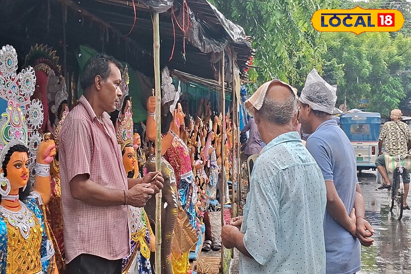 বিশ্বকর্মা পুজো শুধু উৎসব নয়, একপ্রকার আয়ের সুযোগও। তাই আবহাওয়ার এই খামখেয়ালিপনা যেন উৎসবের আনন্দই ম্লান করে দিয়েছে। শিল্পীদের একটাই প্রার্থনা- আকাশ যেন দ্রুত পরিষ্কার হয়। তাঁদের পরিশ্রম, সারাবছরের আশা যেন ভেসে না যায়। (ছবি ও তথ্যঃ ঋত্বিক ভট্টাচার্য)