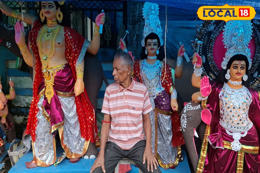 অনেক জায়গায় দোকানের ভিতরেও বৃষ্টির জল ঢুকে পড়েছে। হাঁটুজল ঠেলে অনেক শিল্পী এখন অসহায়ভাবে দাঁড়িয়ে। আকাশের দিকে তাকিয়ে শুধু একটাই প্রার্থনা- এই বৃষ্টি থামুক। (ছবি ও তথ্যঃ ঋত্বিক ভট্টাচার্য)