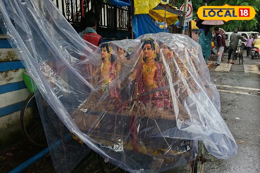 মৃৎশিল্পীদের মতে, বছরের অন্য সময়ে প্রতিমা বিক্রি তেমন হয় না। উৎসবের ঠিক আগে এই কয়েকটি দিনই তাঁদের রোজগারের প্রধান ভরসা। তাই এই মুহূর্তের ক্ষতি তাঁরা কোনওভাবেই সামলাতে পারবেন না। প্রতিমা ব্যবসায়ী সুজন পাল বলেন, 'বৃষ্টি না থামলে বাজার একেবারেই মাটি হবে। এই দিনগুলি জীবিকার একমাত্র ভরসা। তবুও আশা করছি রাতে যদি আবহাওয়া পরিষ্কার হয় তবে কিছুটা বিক্রি হতে পারে'। (ছবি ও তথ্যঃ ঋত্বিক ভট্টাচার্য)
