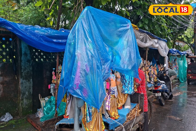 অন্যদিকে শিল্পী মোহন পাল জানান, 'পালপাড়া সহ বিভিন্ন এলাকা থেকে প্রচুর খরচ করে প্রতিমা তৈরি করে আনা হয়েছে। এখন যদি বৃষ্টি না থামে তাহলে সব বিক্রি আটকে যাবে। এতে বিরাট ক্ষতির মুখে পড়তে হবে'। (ছবি ও তথ্যঃ ঋত্বিক ভট্টাচার্য)