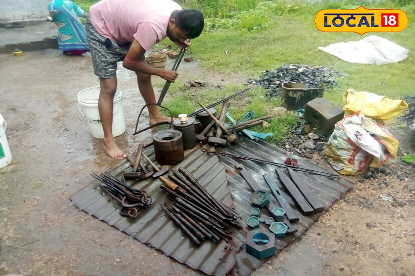 পুজোর সকালেই প্রতিটি কর্মকার পরিবার কাদামাটির হাতি তৈরি করে পুজো দেয়। যন্ত্রপাতি দেবতার কাছে সমর্পিত থাকায় পুরুষেরা সেদিন কোনও কাজ করেন না। একইসঙ্গে গ্রামে পালিত হয় 'অরন্ধন', ফলে গৃহিণীরাও রান্নাবান্না থেকে ছুটি পান। ছবি ও তথ্য: সুদীপ্ত গড়াই 