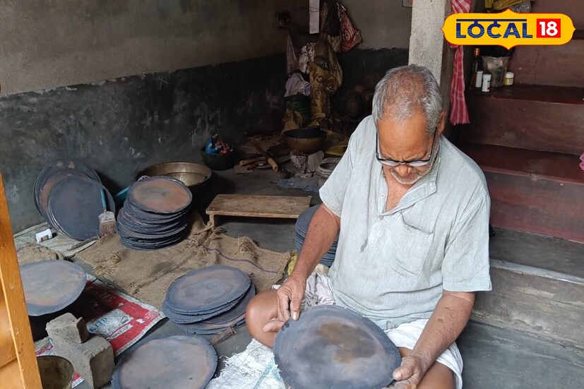 গ্রামের প্রায় ৩০টি পরিবার কাঁসা ও পিতল শিল্পের সঙ্গে যুক্ত। বছরের অন্য সময়ে ঠুং-ঠাৎ ধাতব শব্দে মুখরিত থাকে এলাকা, কিন্তু বিশ্বকর্মা পুজোর দিন সম্পূর্ণ শান্ত। ছবি ও তথ্য: সুদীপ্ত গড়াই 