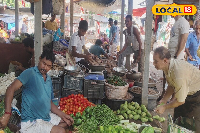 সবজির দামেও চাপ স্পষ্ট। ফুলকপি ১০০ টাকা, বাঁধাকপি ৪৫ টাকা, বেগুন ৫০–৬০ টাকা আর পটল ৬০ টাকা কেজি। ফলের বাজারেও একই ছবি—আপেল ১৫০ টাকা, নাশপাতি ১০০ টাকা, জাম্বুরা ৩০ টাকা। নিত্যপ্রয়োজনীয় জিনিস কিনতেই হাঁসফাঁস সাধারণ মানুষের।