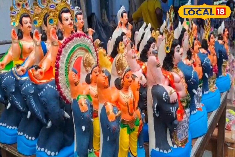 বিশ্বকর্মা পুজোর দিনে উত্তরবঙ্গের জলপাইগুড়ির বাজার কেমন? কেমন রয়েছে জিনিসপত্রের দর? জানুন। জলপাইগুড়ির প্রতিটি বাজারেই যেন পুজোর মুখে অগ্নিমূল্য। মাছ, মাংস, সবজি থেকে ফল সবেতেই অতিরিক্ত দাম। ২০০০ টাকা নিয়েও ক্রেতারা মাত্র দু’তিনটে জিনিস কিনতে পারছেন। উৎসবের আবেগে বাধ্য হয়েই মধ্যবিত্ত বাঙালি পকেটের চাপ সামলাচ্ছেন। 