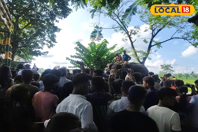 আখ হাতে নিয়ে গ্রামবাসীরা প্রসাদ হিসেবে হাতিদের খাওয়ান। গ্রামবাসীদের বিশ্বাস, জীবন্ত বিশ্বকর্মা অর্থাৎ হাতির পুজো করলে গজরাজ তাদের উপর রুষ্ট হন না। 