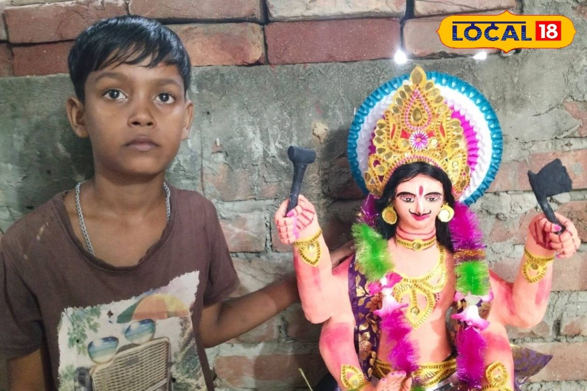 ১২ বছর বয়সী  কিশোরের হাতের জাদু... হতবাক প্রতিবেশী, শিক্ষকেরা! বানিয়ে ফেলেছে বিশ্বকর্মা প্রতিমা