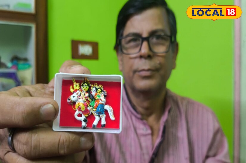 দেশলাই বাক্সের সাইজের মা দুর্গা। মা দুর্গা বানিয়ে প্রতিবছর চমক দেন শিল্পী। চমক দিয়েছিলেন তিনি একটি অত্যন্ত ক্ষুদ্র মা দুর্গার প্রতিমা বানিয়ে। 