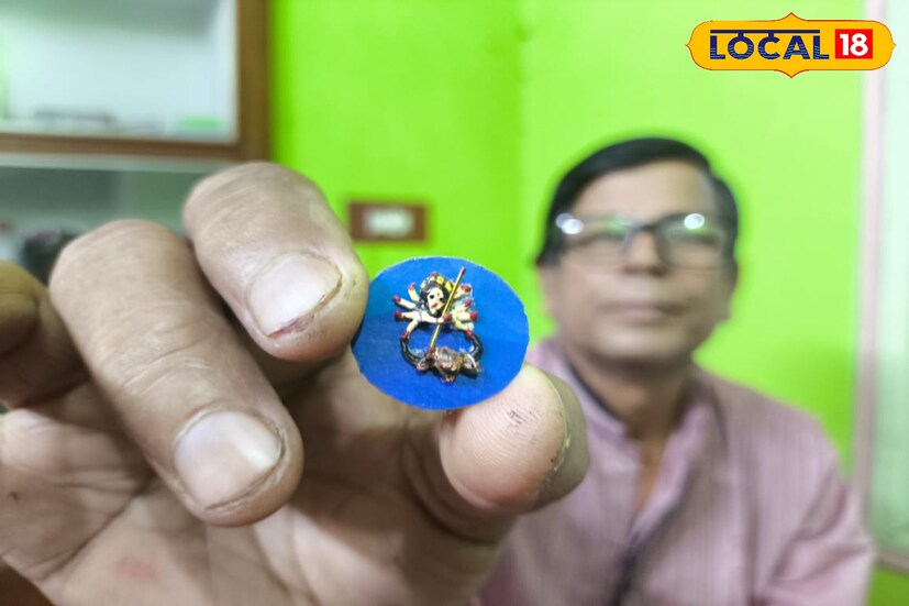 বাঁকুড়ার অভিজ্ঞ এই শিল্পী দীর্ঘ ৩ দশক ধরে করে আসছেন এই কাজ। চোখের সমস্যা থাকলেও থামছেন না তিনি। বলছেন গিনিস বুক অফ ওয়ার্ল্ড রেকর্ডে নাম তুলতে চান তিনি। (ছবি ও তথ্য নীলাঞ্জন: বন্দ্যোপাধ্যায়)