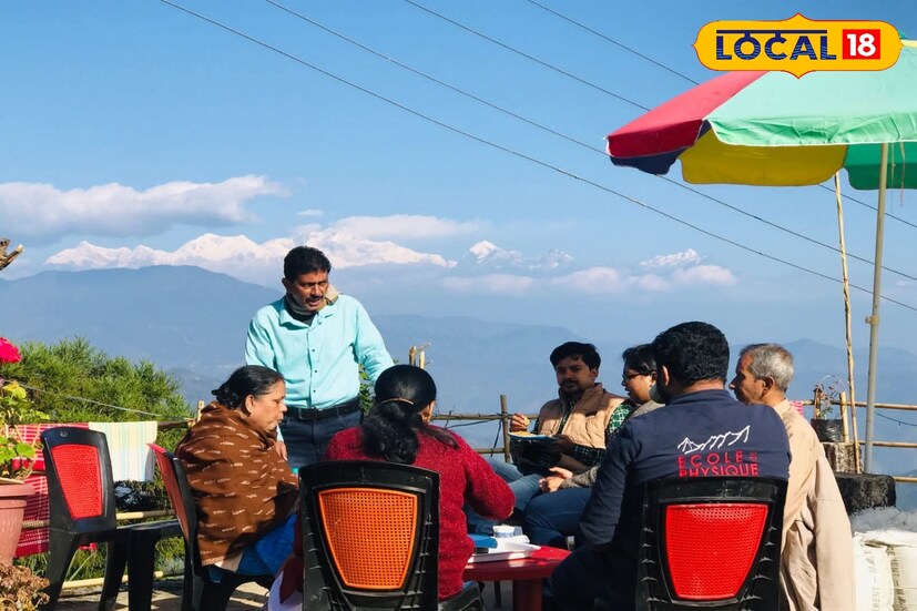*ভ্রমণপিপাসুরা বলছেন, দু’তিন দিনের ছুটিতে মোক্তান ভ্রমণ এক অন্যরকম অভিজ্ঞতা। কোলাহলমুক্ত পরিবেশে প্রকৃতির কোলে সময় কাটানো, হাতে ধোঁয়া ওঠা চায়ের কাপ, আর চোখের সামনে কাঞ্চনজঙ্ঘা— এটাই পুজোর ছুটিকে করে তুলতে পারে স্মরণীয়।