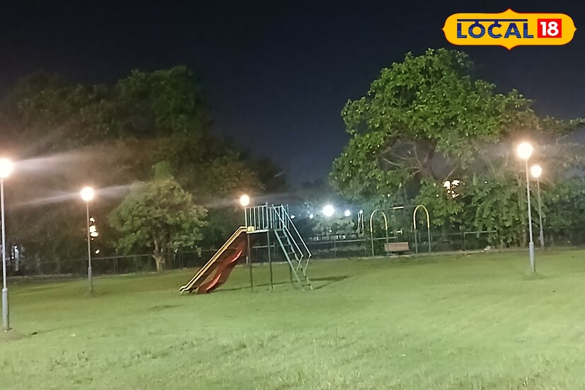 ঘিঞ্জি শহরের মাঝেই বড় বড় গাছ মাথা উঁচু করে দাঁড়িয়ে রয়েছে। পার্শ্ববর্তী উদ্যান, সন্ধ্যায় প্রবেশ অধিকার না থাকলেও যত্নে সাজানো পার্ক এবং আলোকসজ্জা দূর থেকেই উপভোগ করেন মানুষ। শহরবাসির মন ভাল করার ঠিকানা রিং রোড। (ছবি ও তথ্য: রাকেশ মাইতি)