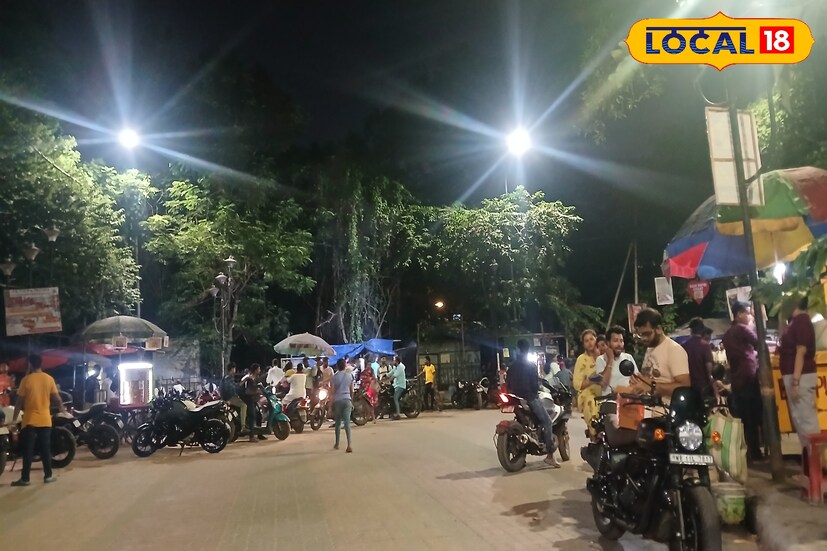শৈলেন মান্না সরণি লাগোয়া ইনডোর স্টেডিয়াম এবং স্পোর্টস জোন, হেলিপ্যাড গ্রাউন্ড ঘিরে বৃত্তাকার রোড। এই বৃত্তাকার এক-দেড় কিলোমিটার রোড জুড়ে মানুষের সমাগম। সেই সমাগমকে কেন্দ্র করে বিভিন্ন খাবারের পসরা। অনেকেই আসেন নিরিবিলি শান্ত পরিবেশে একটু সময় কাটাতে। (ছবি ও তথ্য: রাকেশ মাইতি)