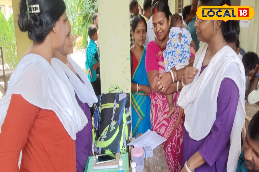 সহাস্যে বিধায়ক শম্পা ধাড়া জানিয়েছেন, ঐশীকে কার কাছে রেখে আসবে,তাই সঙ্গে নিয়ে এসেছি।শিবিরে আসা মানুষদের কোনো অসুবিধা হচ্ছে কিনা তা খতিয়ে দেখতেই এসেছি। শিবির নিয়ে সাধারন মানুষের মধ্যে উৎসাহ উদ্দীপনা ছিল চোখে পড়ার মতো। আর ঐশীকে দেখে শিবিরে আসা মানুষেরাও খুব খুশি হয়েছেন।