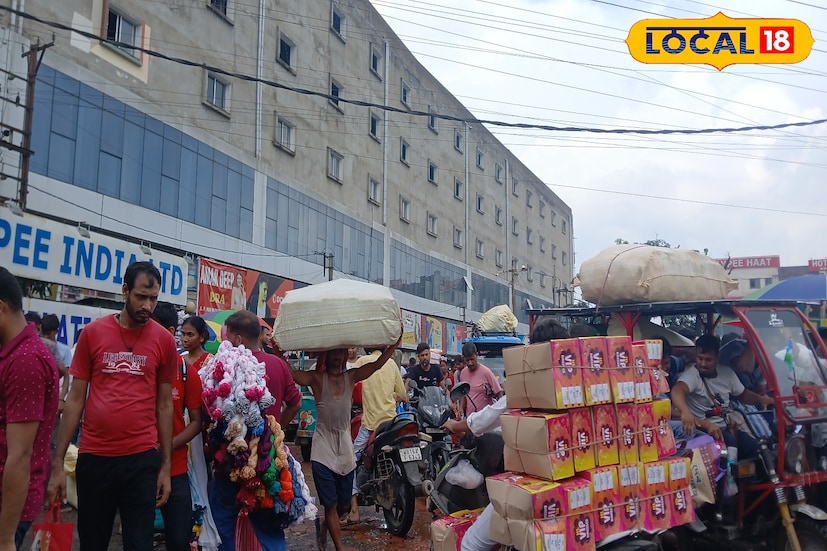 ক্রেতাদের কথায় জানা যায়, এখানে যেমন ভ্যারাইটিজ পোশাক পাওয়া যায়, এখানে পোশাকের দাম ন্যায্য। গত কয়েক বছরে ক্রমেই জনপ্রিয়তা বেড়েছে অঙ্কুরহাটি পোশাক হাটে। এ প্রসঙ্গে স্থানীয় বিক্রেতারা জানান, অঙ্কুরহাটি পার্শ্ববর্তী হাজার হাজার পোশাক প্রস্তুতকারক ছোট বড় কোম্পানী রয়েছে। হাটে আসা বড় অংশের পোশাক স্থানীয় এলাকা থেকেই আসে। যে কারণে, দামের দিক থেকে অনেকটা সাশ্রয় হয়। খুচরো এবং পাইকারি দাম ভিন্ন থাকে। ফলে উভয় ক্রেতা এই হাটে আসেন। (ছবি ও তথ্য: রাকেশ মাইতি)