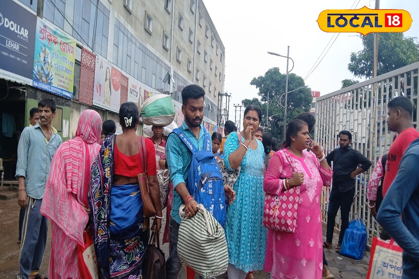 এবার পুজোর বাজারে পাড়ার ছোট মাঝারি ব্যবসায়ীদের কপালে চিন্তার ভাঁজ পড়েছে। দেখা মিলছে না খরিদ্দার। সেই দিক থেকে, পুজোর বেশ কিছুদিন আগে থেকেই ভিড়ে ঠাসা হাওড়ার অন্যতম সাপ্তাহিক পাইকারি পোশাক হাট। যত পুজোর দিন এগিয়ে আসছে ততই মানুষের ভিড় বাড়ছে এখানে। 