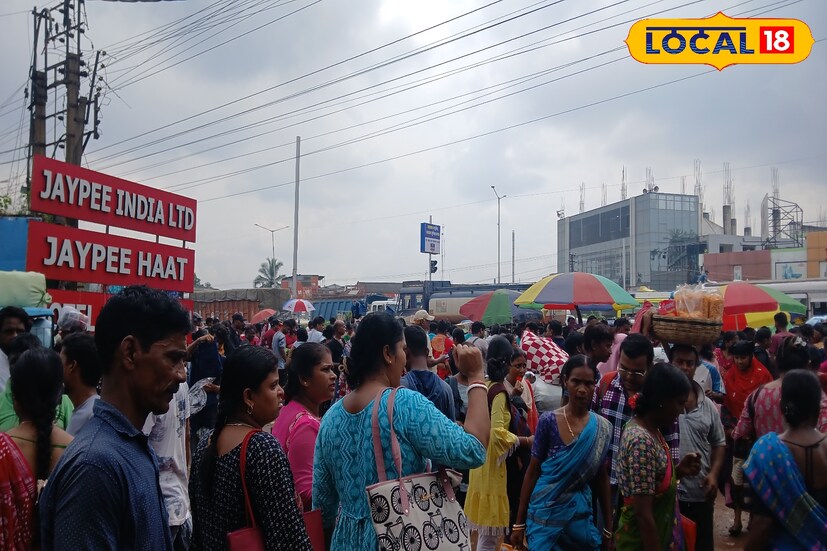 এশিয়ার পোশাক হাটের অন্যতম হাওড়ার মঙ্গোলাহাট। কয়েক শতাব্দী প্রাচীন এই হাটে সারা বছর হাজার হাজার ক্রেতা-বিক্রেতার ঢল নামে। সারা দেশের মানুষ এখানে পোশাক কেনা-বেচার টানে হাজির হয়। একই রকম জেলার অন্যতম পাইকারি বাজারে পোশাক বেচা কেনায় অল্পদিনে দেশ-বিদেশে বেশ গুরুত্ব পেয়েছে অঙ্কুরহাটি পোশাক হাট। সারা বছর মানুষের ভিড় দেখা যায়। সপ্তাহে দু'দিন বৃহস্পতিবার পাইকারি কেনাবেচা হয়। শুক্রবার খুচরো-পাইকারি উভয় বেচা কেনা হয়। পুজোর আগে শুক্রবার রীতিমতো ঠাসা ভিড় জমিয়ে কেনা-বেচা করছে অঙ্কুরহাটি পোশাক হাটে।
