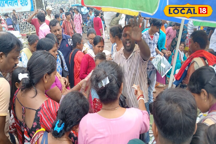 পুজো মানে জুতো, জামা, সাজ, পোশাক থেকে খাবারের উৎসব। পুজো উপলক্ষে কয়েক মাস আগে থেকেই শুরু হয় বাঙালির কেনাকাটা। এই সময় খাদ্য দ্রব্য থেকে গৃহস্থালির জিনিস এবং সাজ পোশাক প্রস্তুতকারক বা বিক্রেতা ভাল আয়ের মুখ দেখেন। পুজোর আগে বাড়তি উপার্জন হয় ব্যবসায়ীদের। এই আয় দেবী দুর্গার আশীর্বাদ বলেও মনে করেন অনেকে। আগমনীর আগেই দেবী দুর্গা সকলকে আশীর্বাদ করেন। কিন্তু কয়েক বছরে সেই ছবিতে বদল দেখা দিয়েছে। পর্যাপ্ত ক্রেতা পাচ্ছেন না স্থানীয় ব্যবসায়ীরা। 