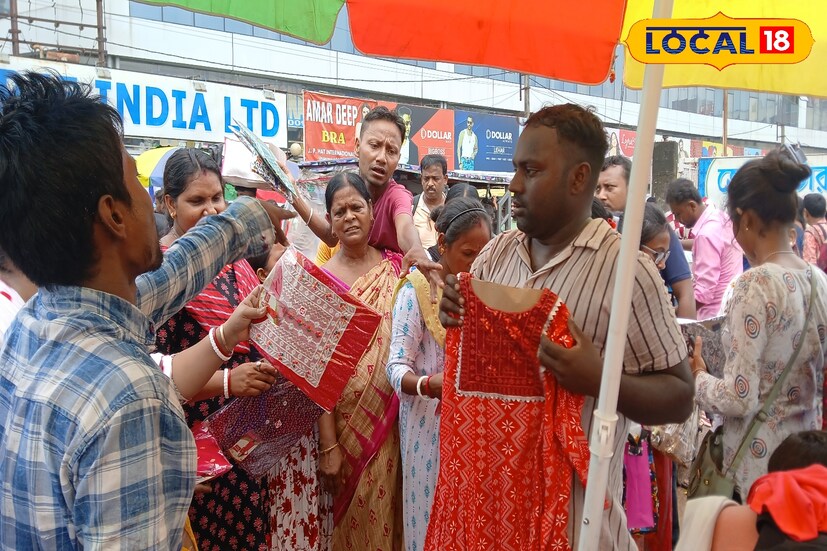 অনলাইন শপিংয়ের ভিড়ে মার খাচ্ছে পাড়ার দোকান। সেই দিক থেকে ব্যতিক্রম ছবি অঙ্কুরহাটি পোশাক বাজার। গত কয়েক বছরে ক্রমেই বেড়েছে অনলাইনে কেনাকাটার প্রবনতা। পুজোর সময় বাড়িতে বসে কেনাকাটার ধুম লেগেছে। তাতেই কোণ ঠাসা হয়ে পড়ছে এলাকার ছোট বড় ব্যবসায়ীরা। অনেক বাজারেই ক্রেতাদের অভাব দেখা দিয়েছে। (ছবি ও তথ্য: রাকেশ মাইতি)