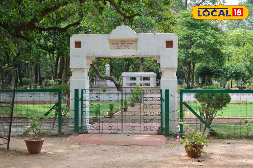 তবে কী কারনে ঐতিহ্যবাহী এই ছাতিমতলা! এই বিষয়ে বোলপুর শান্তিনিকেতনের এক আশ্রমিক রূপান্তর বর্মন বাবু জানান এই ছাতিমতলার সঠিক ইতিহাস নিয়ে মতান্তর রয়েছে৷ তবে ১৮৬২ সালে ব্রাহ্ম সমাজের প্রসার ও প্রয়াসের জন্য মহর্ষি দেবেন্দ্রনাথ ঠাকুর বোলপুরে অজয় নদের তীরে রায়পুরের সিংহ বাড়িতে আসেন ৷ এই পথ ধরে পালকি নিয়ে যাওয়ার সময় দু'টি ছাতিমগাছের নীচে বিশ্রাম নেন তিনি। প্রকৃতিক সৌন্দর্যে ভরপুর মনোরম এই পরিবেশটি আকর্ষণ করে দেবেন্দ্রনাথ ঠাকুরকে।