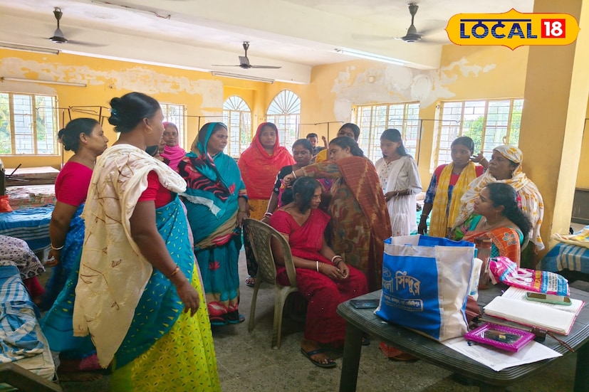 সামনেই দুর্গাপুজো, তারপর পুরো মাস জুড়ে উৎসবের মরশুম। উৎসবের মরশুম শেষ হওয়ার পরেই বিয়ের সিজিন। বর্তমান সময়ে বাড়ির অনুষ্ঠান বা উৎসব - রূপচর্চা প্রধান বিষয় হয়ে দাঁড়িয়েছে। ফলে বিউটিশিয়ানের কোর্স শেখা থাকলে সহজেই রোজগার করা যায়। আর সেই পথ দেখাচ্ছে পশ্চিমবঙ্গ গ্রামোন্নয়ন দফতরের সিএডিসি।