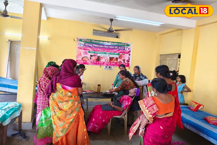 উৎসবের মরশুমে বিনামূল্যে সরকারি উদ্যোগে রূপচর্চার প্রশিক্ষণ দেওয়া চলছে। ফলে শিক্ষিত যুবতীদের পাশাপাশি গৃহবধূরা এই প্রশিক্ষণ নিয়ে সহজেই কর্মসংস্থানের পথ খুঁজে পাবে। (ছবি ও তথ্য: সৈকত শী)