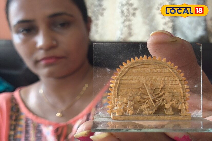 বাঁকুড়ার গৃহবধূর হাতে গড়া মা দুর্গার কালেকশন দেখলে অবাক হয়ে যাবেন। দীর্ঘ ১০ বছর যাবত মা দুর্গার সব মৌলিক প্রতিমা বানিয়ে চর্চার শীর্ষে রয়েছেন অর্পিতা সরকার। 