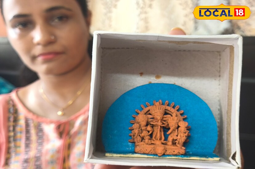 ২০২৩ সালে বানিয়েছিলেন অতি সূক্ষ্ম টেরাকোটার মা দুর্গা। সাইজ মাত্র ১ ইঞ্চি। টেরাকোটা বাঁকুড়ার ঐতিহ্য, সেই ঐতিহ্যকে জড়িয়ে ধরে তিনি বানান এই প্রতিমা।