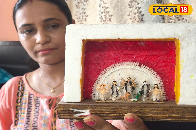  রসুনের কোয়া এবং রসুনের খোসা দিয়ে মা দুর্গা তৈরি করেন তিনি। প্রথাগত শিল্প থেকে সরে গিয়ে এই কাজ করেন তিনি। অর্পিতা সরকার জানান, 'এই ধরণের মূর্তি তৈরির জন্য তিনি কোনও প্রথাগত শিক্ষা নেননি। নিজের চেষ্টাতেই করছেন এই কাজ'। (ছবি ও তথ্য: নীলাঞ্জন বন্দ্যোপাধ্যায়)