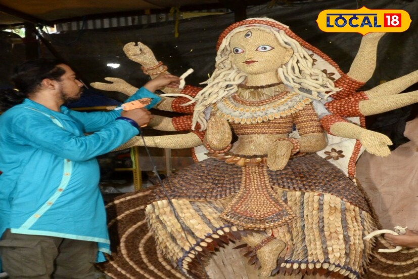 শিল্পীর কথায়, মা দুর্গার উচ্চতা সাড়ে ১১ ফুট, চওড়া সাড়ে ৭ ফুট। অন্যান্য দেব-দেবীর উচ্চতা ৭ ফুট। ওই পুজো কমিটির প্যান্ডেলও তার তৈরি থিমেই সেজে উঠছে। থিম ‘কাল্পনিক স্বর্ণমন্দির’। উচ্ছিষ্ট সামগ্রী দিয়ে তৈরি এই দেবী মূর্তি পূজিত হবেন সেখানেই। তবে কোনও দেব-দেবীর হাতেই এখানে অস্ত্র থাকছে না, সকলেই অভয় দান করছেন। আর এর মধ্য দিয়েই পরিবেশের প্রতি দায়বদ্ধতার এক অনন্য নজির গড়ে তুললেন শিল্পী ইন্দ্রজিৎ পোদ্দার।
