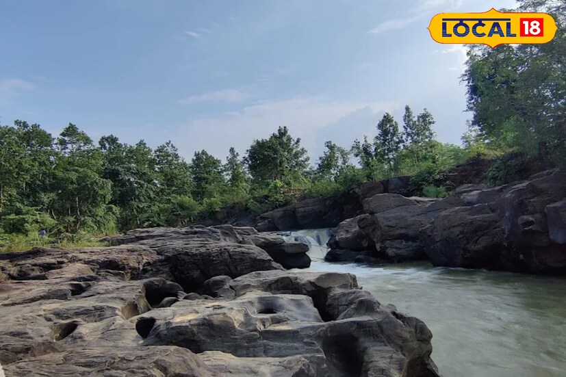 *সবুজ অরণ্যে ঢাকা পাহাড়, তার মাঝে ঝর্না দেখতে উদগ্রীব হচ্ছেন পর্যটকেরা। ঝাড়গ্রাম জেলার শান্ত প্রাকৃতিক দৃশ্যে অপূর্বভাবে অবস্থিত মনোমুগ্ধকর প্রকৃতির ভ্রমণের স্থান ঘাগরা জলপ্রপাত। ঝাড়গ্রামের এই জনপ্রিয় জলপ্রপাতের শান্ত পরিবেশ, ঘন বন এবং স্রোতস্বিনী জলরাশি দ্বারা বেষ্টিত। যারা অক্ষত প্রশান্তি চান তাদের জন্য আদর্শ। প্রাকৃতিক সৌন্দর্য কে সঙ্গী করে একদিনের ভ্রমণ বা সপ্তাহান্তে বেড়াতে যাওয়ার আদর্শ ঠিকানা।