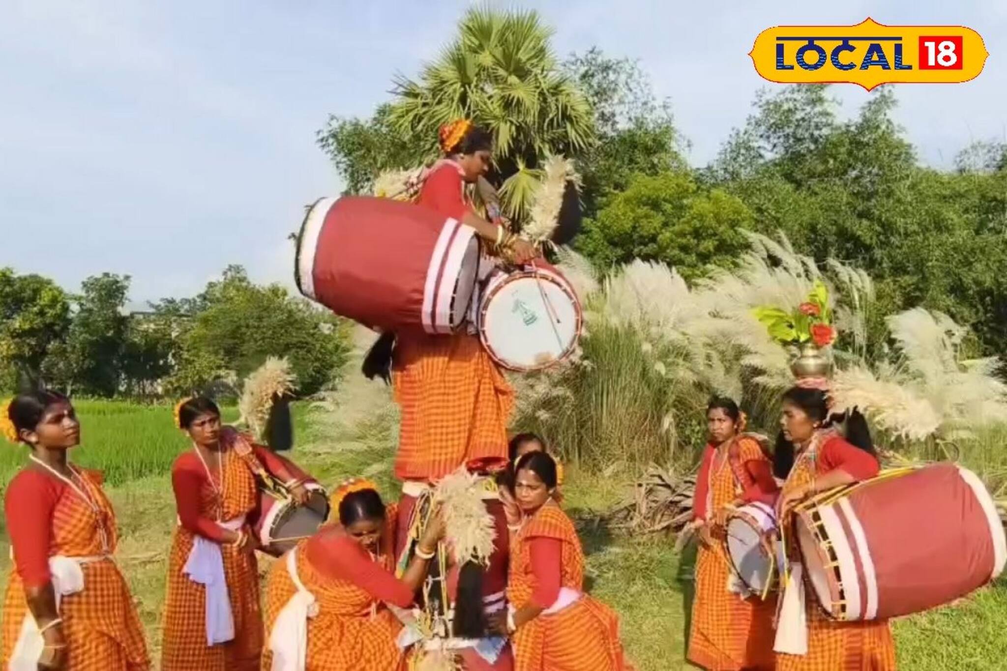 সংসার সামলে, লোকের জমিতে কাজ করার পর এ কী করছেন মহিলারা? জানলে কুর্নিশ জানাবেন আপনিও