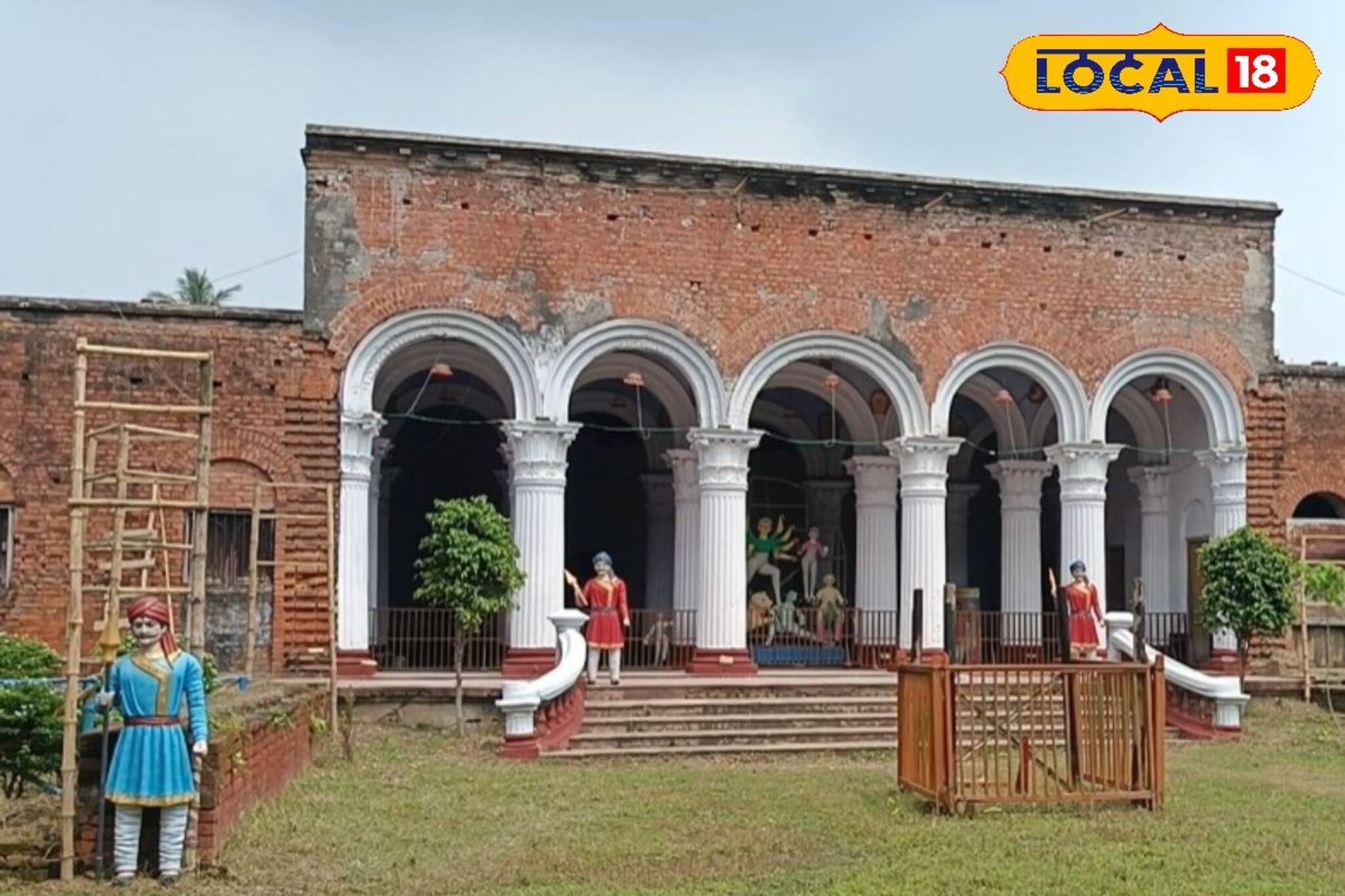 দুর্গাদালানের প্রাচীন খিলান ছুঁয়ে যায় ইছামতীর বাতাস, টাকির পুবের বাড়ির পুজোয় নস্টালজিয়া