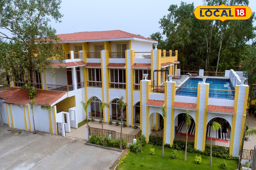 বোলপুর শান্তিনিকেতনের এক বেসরকারি হোটেলের মালিক কৌশিক বিশ্বাস বলেন, প্রত্যেক বছরই দুর্গাপুজোর সময় হোটেল ভাড়ার ক্ষেত্রে পর্যটকদের ৩০% পর্যন্ত ছাড় দেওয়া হয়। তবে এই বছর বোলপুর শান্তিনিকেতনের প্রায় ৭০% হোটেলে ৩৫ শতাংশ পর্যন্ত ছাড় দেওয়া হচ্ছে।