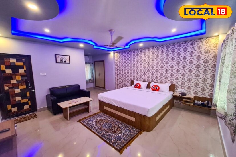 বোলপুর শান্তিনিকেতন স্টেশন সংলগ্ন একটি বেসরকারি হোটেল মালিক ধ্রুবজ্যোতি চক্রবর্তী জানান, বিভিন্ন হোটেলের তরফ থেকে সিদ্ধান্ত নেওয়া হয়েছে এখন থেকে যদি কেউ পুজোর উপলক্ষে হোটেল বুকিং করে রাখেন অনলাইনে মাধ্যমে তাহলে তাদের পুজোর উপহার হিসেবে আরও পাঁচ শতাংশ বেশি ছাড় দেওয়া হবে। তবে সব হোটেলে খেতে কিন্তু এটি প্রযোজ্য নয়। তাই এবার যদি আপনি পুজোর সময় বোলপুর শান্তিনিকেতন আসেন তাহলে অবশ্যই আগে থেকে নিজের পছন্দের হোটেলটি বুকিং করে ফেলুন।