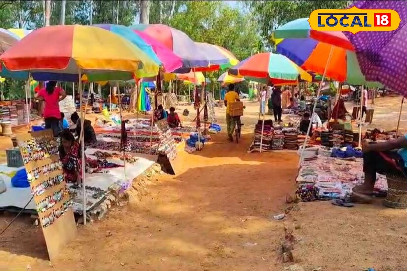 বীরভূম, সৌভিক রায়: সামনে পুজোর লম্বা ছুটি, আর এই পুজোর ছুটিতে ভ্রমণপিপাসু বাঙালি এবং দেশ ছাড়িয়ে বিদেশের পর্যটক ঘুরতে পছন্দ করেন বিশ্বকবি রবীন্দ্রনাথ ঠাকুরের বোলপুর শান্তিনিকেতনে। কারণ বোলপুরে কবিগুরুর বিভিন্ন স্মৃতি বিজড়িত জায়গার পাশাপাশি রয়েছে পর্যটকদের কাছে অন্যতম আকর্ষণীয় জায়গা সোনাঝুরির হাট।