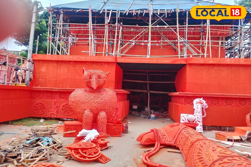 দুর্গাপুজোর অপেক্ষায় থাকে আপামর বঙ্গবাসী। পুরুলিয়া জেলা জুড়ে বিভিন্ন জায়গাতেই বিগ বাজেটের পুজো হয়ে থাকে। তার মধ্যে ঝালদা নামোপাড়া সার্বজনীন দুর্গোৎসব সমিতির দুর্গাপুজো মানুষের মনে দাগ কাটে প্রতিবছর। (ছবি ও তথ্য সংগ্রহে - শর্মিষ্ঠা ব্যানার্জি)