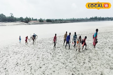 পলি জমে নদীতে চড়া, কোমর সমান কাদা নিয়ে চলছে পারাপার! পলি জমে নদীতে চড়া, কোমর সমান কাদা নিয়ে চলছে পারাপার!