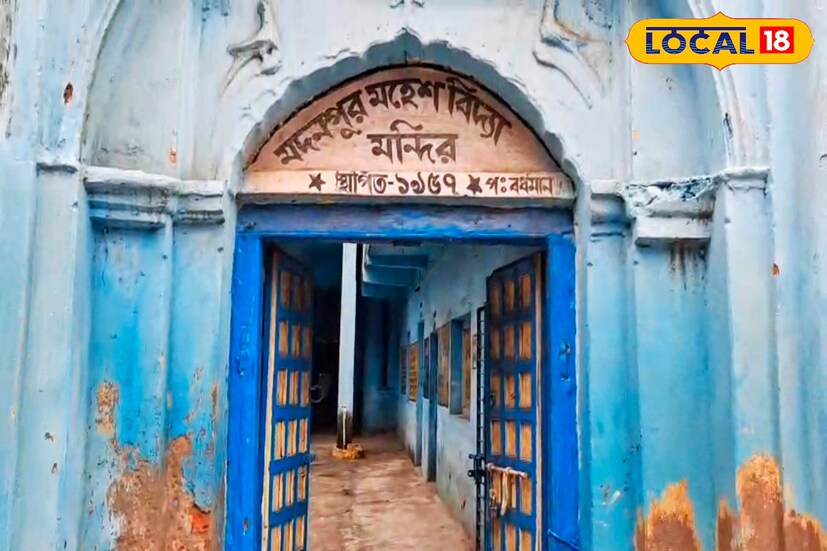 অণ্ডালের মদনপুরের জমিদারবাড়ির দুর্গাপুজো ঘিরে এলাকায় সাজ-সাজ রব। পারিবারিক পুজো হলেও গ্রামের প্রায় সকল মানুষ মায়ের পুজোয় অংশগ্রহণ করেন।( ছবি ও তথ্য : দীপিকা সরকার) 