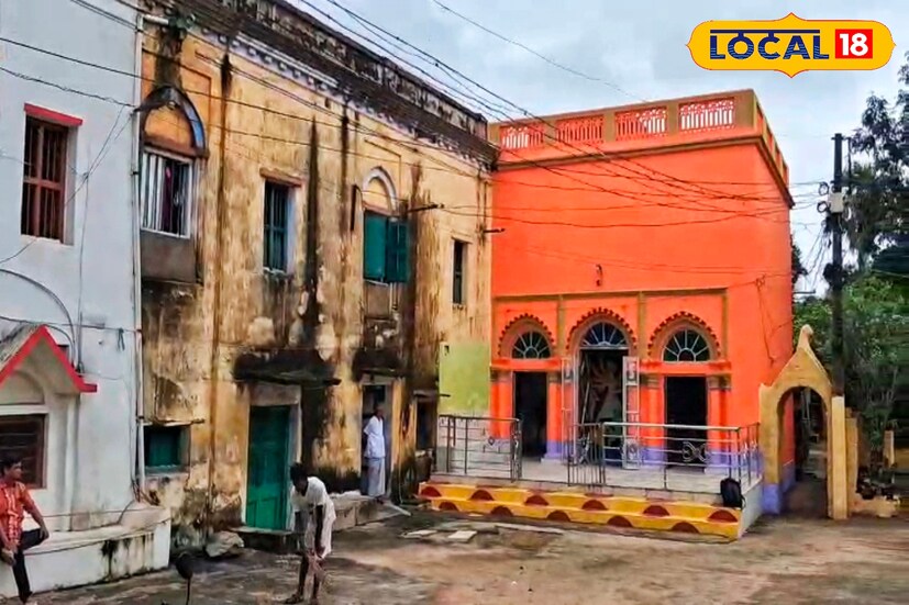 পরিবার সূত্রে খবর,অন্ডাল মদনপুরের জমিদার পরিবারের প্রথম জমিদার মহেশচন্দ্র চট্টোপাধ্যায় প্রায় ২১৭ বছর আগে এই পুজো শুরু করেছিলেন।( ছবি ও তথ্য : দীপিকা সরকার) 